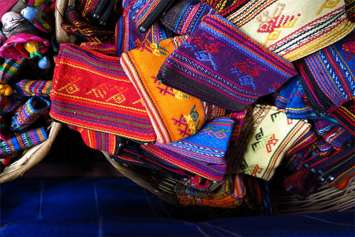 Mu&ntilde;ecas y monederos de tejido t&iacute;pico.