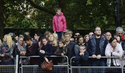 Turistas y locales presenciaron el momento en el que los duques de Cambridge entraron al palacio de St. James con el príncipe Jorge en brazos. 