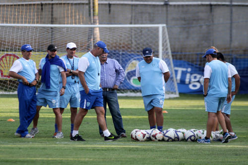 Iv&aacute;n Sopegno y sus dirigidos realizan el primer microciclo de trabajo del 2015. (Foto: Luis Barrios/Soy502)