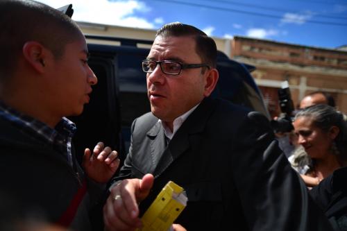 Al momento en que los asistentes se aglomeraron para hacerle peticiones directas, Baldizón y su seguridad se apresuraron a retirarse.  (Foto: Wilder López/Soy502)