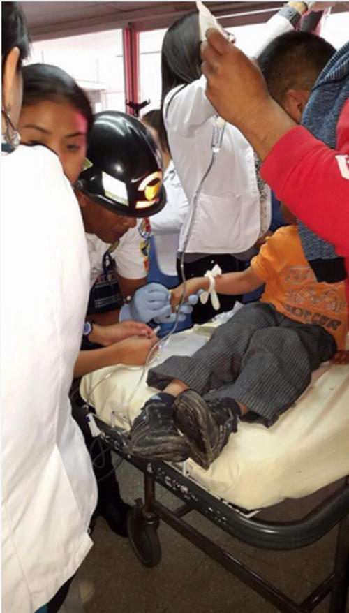 Los menores recibieron atenci&oacute;n primaria por los param&eacute;dicos locales.  (Foto Bomberos Voluntarios)