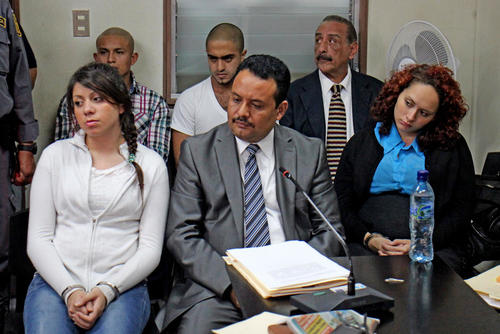 Seg&uacute;n el MP, los autores intelectuales se aprovecharon de la situaci&oacute;n econ&oacute;mica de los cuatro j&oacute;venes implicados y fueron utilizados para cometer el ataque en contra de Baldetti. Las dos mujeres ingresaron al Teatro Nacional y los dos hombres las esperaban afuera en un auto para huir. (Foto: Archivo/Soy502)