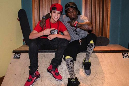 Austin Mahone luce la ropa del rapero y diseñador Lil Wayne. (Foto: popdust.com)