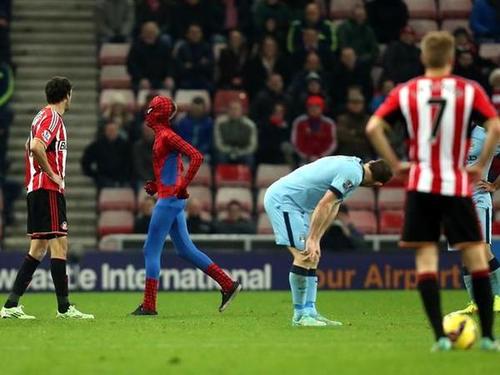 Spiderman aparece en el partido de la Premier League entre Manchester City y  Sunderland.