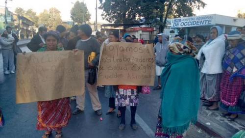 Entre los manifestantes hay salubristas y pacientes. (Foto: @stereo100xela)