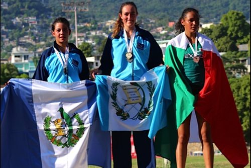 Isabel Brand en lo m&aacute;s alto del podio del Campeonato Norceca clasificatorio a Nanjing 2014. (Foto: COG)