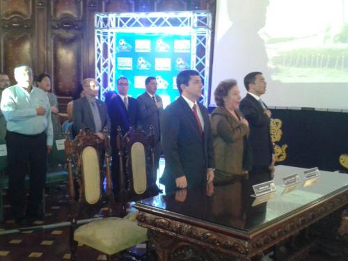 Robson Aguiar delegado del ISF y Evelyn de Segura viceministra de educaci&oacute;n, estuvieron en el sorteo. (Foto: DIGEF)