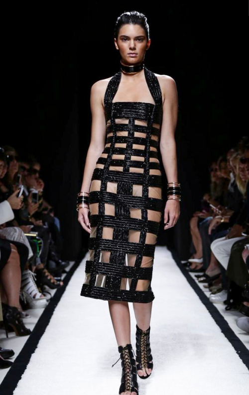 Kendall Jenner, luci&oacute; un vestido transparente de Balmain. (Foto: Gio Staiano/Nowfashion) 