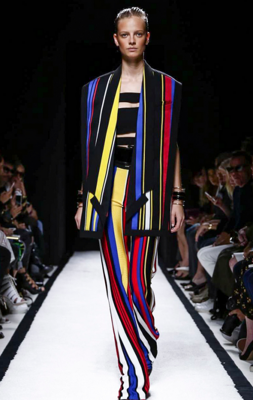 Trajes como este cerraron el show. (Foto: Gio Staiano/Nowfashion) 