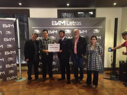 Este es el momento en el que Arnoldo Suárez recibe el premio Bam Letras 2015. (Foto: Porter Novelli) 