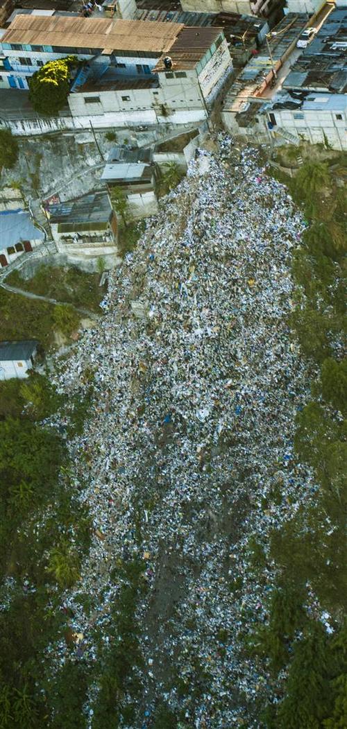La basura va estanc&aacute;ndose en los barrancos y en la &eacute;poca lluviosa es arrastrada a r&iacute;os, lagos y mares. (Foto: Sergio Izquierdo)
