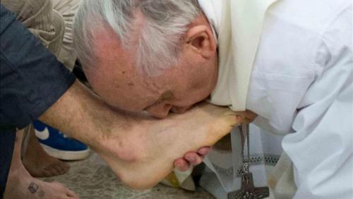 El papa Francisco lava y besa los pies de un recluso