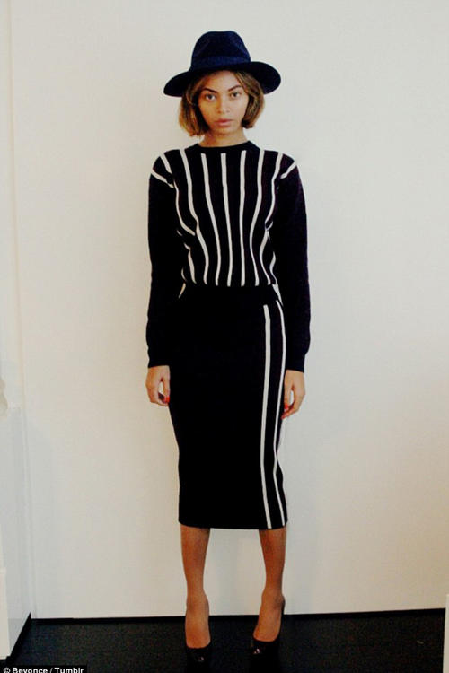 Cambio de vestimenta y mostr&oacute; un atuendo nuevo bastante simple que evocaba los a&ntilde;os de 1940. (Foto: Dailymail)