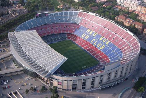 El Camp Nou, escenario para el encuentro entre el Barcelona y el Real Madrid, tiene un aforo para 99,354 aficionados