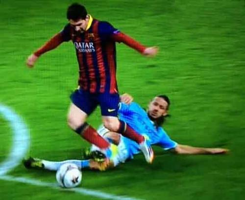 La falta sobre Messi gener&oacute; pol&eacute;mica, ya que al parecer de muchos fue cometida fuera del &aacute;rea.