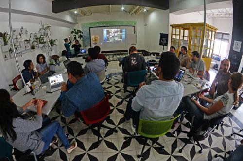 Los desarrolladores crean sus propuestas con la ayuda de Hack/Hackers. (Foto: Esteban Biba/Soy502) 