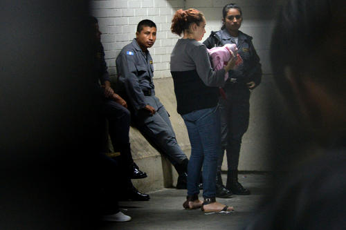 Dairy Cot&oacute;n carga en brazos a su hija reci&eacute;n nacida, previo a la audiencia donde se le conden&oacute; por el ataque a la vicepresidenta pero se conmut&oacute; su pena y se orden&oacute; su libertad inmediata. (Foto:Esteban Biba/Soy502) 