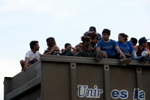 En el infernal trayecto de "La Bestia", el tren que atraviesa M&eacute;xico, van muchos ni&ntilde;os. (Foto: Esteban Biba/Soy502)