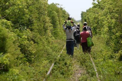 Romper lazos con la tierra de origen, con la familia, con los amigos es una decisi&oacute;n dolorosa. S&oacute;lo la toman quienes no ven otra posibilidad de futuro mejor. (Foto: Esteban Biba/Soy502)