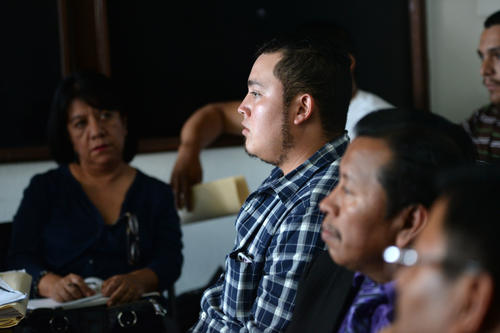 En la audiencia que se realiz&oacute; en el juzgado S&eacute;ptimo de Primera Instancia Penal asisti&oacute; el empleado (camisa a cuadros) de la minera que fue retenido en 2012. (Foto:Esteban Biba/Soy502) 