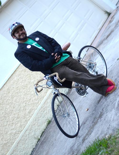 El amor de Alexis por las bicicletas vintage es un reflejo de su pasi&oacute;n. (Foto: Selene Mej&iacute;a/Soy502) 