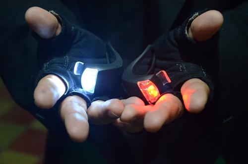 Llevar tu bicicleta bien iluminada es muy importante para hacerte notar frente a otros veh&iacute;culos. (Foto: Selene Mej&iacute;a/Soy502) 
