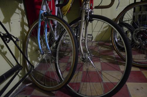 A Alexis Cuentacuentos tambi&eacute;n le gusta restaurar bicicletas. (Selene Mej&iacute;a/Soy502) 