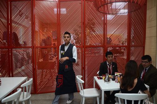 Biombo divisor entre la tienda y el café. (Foto: Selene Mejía/Soy502) 