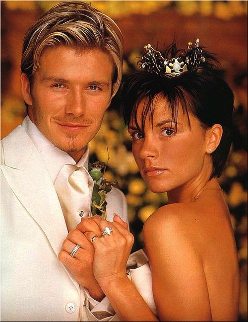 La ex Spice Girl, Victoria Adams y el famoso futbolista brit&aacute;nico David Beckham, se casaron el 4 de julio de 1999 en el castillo g&oacute;tico de Luttrellstown, cerca de Dubl&iacute;n. (Foto: CDN)

