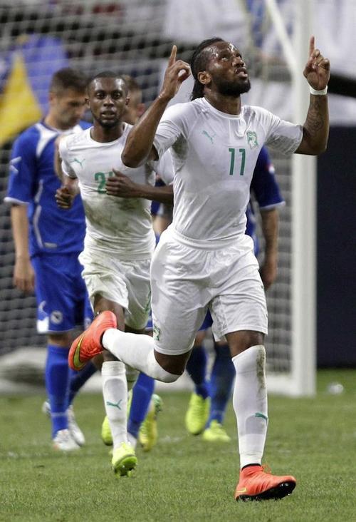 Didier Drogba celebra su junto a Jean-Daniel Akpa. (Foto: EFE) 