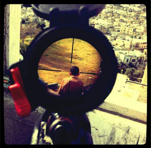 "Palestino en la mira" es la frase que acompa&ntilde;aba a esta fotograf&iacute;a subida en la cuenta de Instagram. (Foto: Instagram)