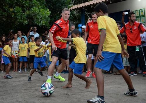 Bastian Schweinsteiger y otros jugadores alemanes compartieron y hasta jugaron f&uacute;tbol con los ni&ntilde;os ind&iacute;genas de Santo Andr&eacute;, en Brasil. (Foto: 10 deportivo)