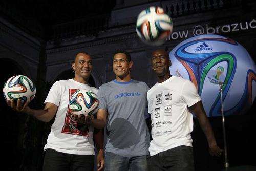 Caf&uacute;, Hernane y Hernane y Clarence Seedorf estuvieron en la presentaci&oacute;n del bal&oacute;n mundialista.