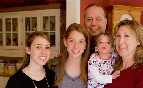 Brooke junto a sus padres y hermanas. (Facebook Brooke Greenberg)