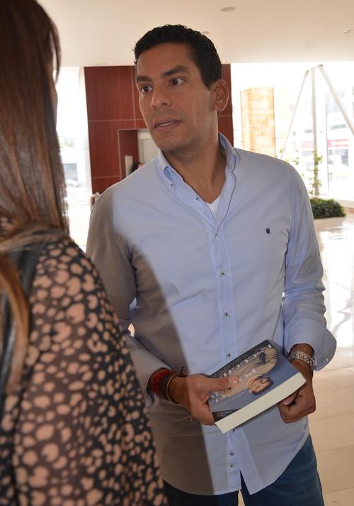 Cala fue abordado mientras se dirigía a la firma de libros por sus fanáticos guatemaltecos. (Foto: Selene Mejía/Soy502) 