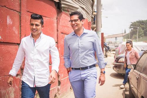 Ismael Cala junto al Dr. Mark Arellano ingresando a las actividades de celebración de inauguración del Centro Educativo IEAL, apoyado por La Fundación Ismael Cala y Passión Asociación. (Foto: Kerenn Durante) 