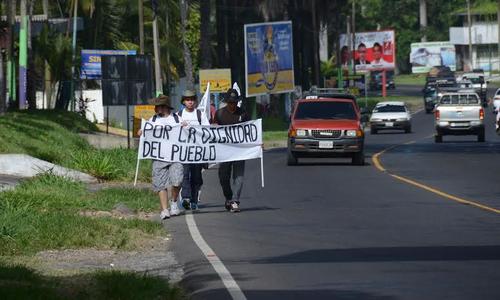 Los tres hombres salieron este martes de Retalhuleu con un movimiento denominado "Por la Dignidad del pueblo".  (Foto: Cortes&iacute;a Nuestro Diario) 