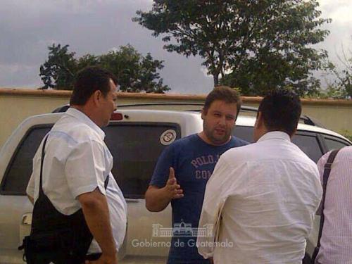 Momento en el que Roberto Barreda habla con oficiales que participaron en el operativo para su captura. (Foto: Twitter Presidencia)