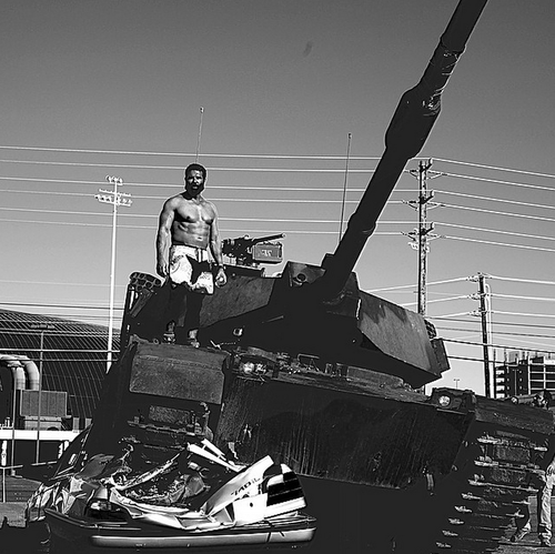 Aqu&iacute; aparece Bilzerian sobre un tanque que acaba de destruir un auto, pasando sobre &eacute;l. (Foto: Instagram).