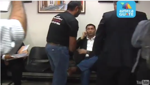 Lima aborda a Otto Pérez, que intenga "hacerse el loco". (Imagen tomada del video de TV Azteca).