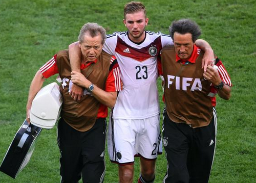 Kramer tuvo que salir con ayuda del juego de la final del Mundial de Brasil 2014.