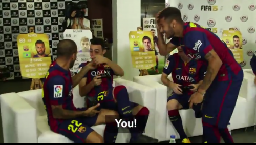 Alves recibi&oacute; el reclamo de sus compa&ntilde;eros.