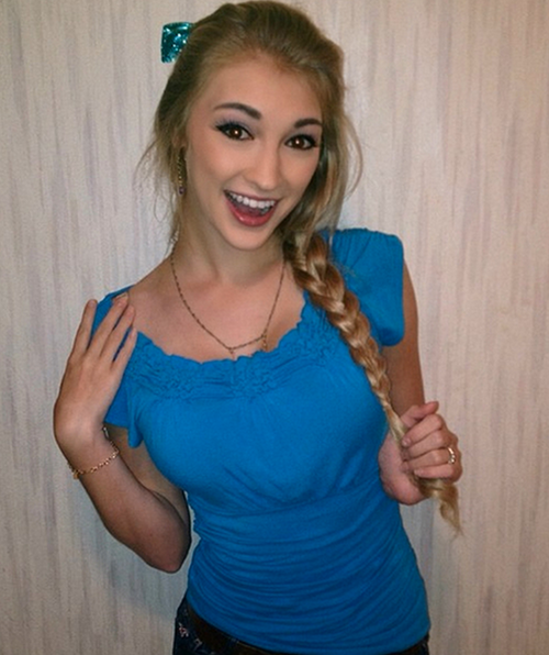 En varias fotografías, la chica se viste de azul, el color que más utiliza Elsa, la reina de los hielos.