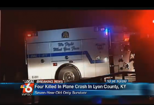 Una ambulancia se retira de la escena del accidente a&eacute;reo ocurrido en Kentucky, donde pereci&oacute; una familia completa. La &uacute;nica sobreviviente fue una ni&ntilde;a de siete a&ntilde;os. 