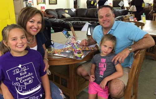 La familia Gutzer, en un momento de alegr&iacute;a antes del accidente. La sobreviviente, Sailor, es la menor, vestida con la pantaloneta rosa. (Foto: Facebook)