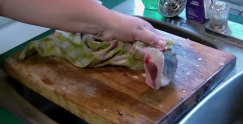 El trozo de pescado parece perseguir a la cocinera. (Foto: Tomada de YouTube).