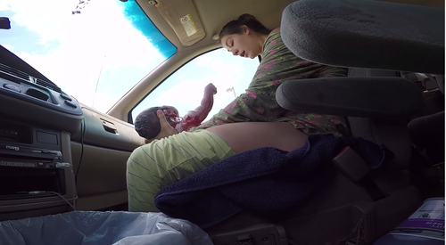 La mujer toma con sus propias manos al niño. (Foto: Tomada de YouTube).