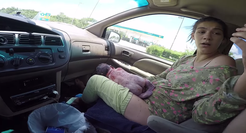Momento en el que la madre y el papá hacen un "high five", después del insólito alumbramiento. (Foto: Tomada de YouTube).
