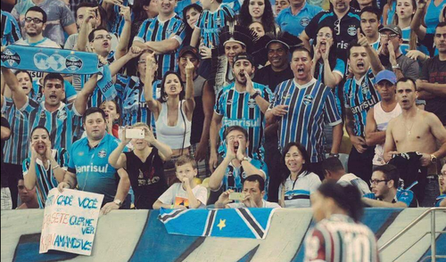 A Dinho le gritaron de todo los aficionados de Gremio. 