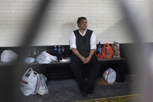 Gustavo Mart&iacute;nez, actual pareja de la hija de P&eacute;rez Molina, en la carceleta de Tribunales. (Foto: Archivo Soy502)